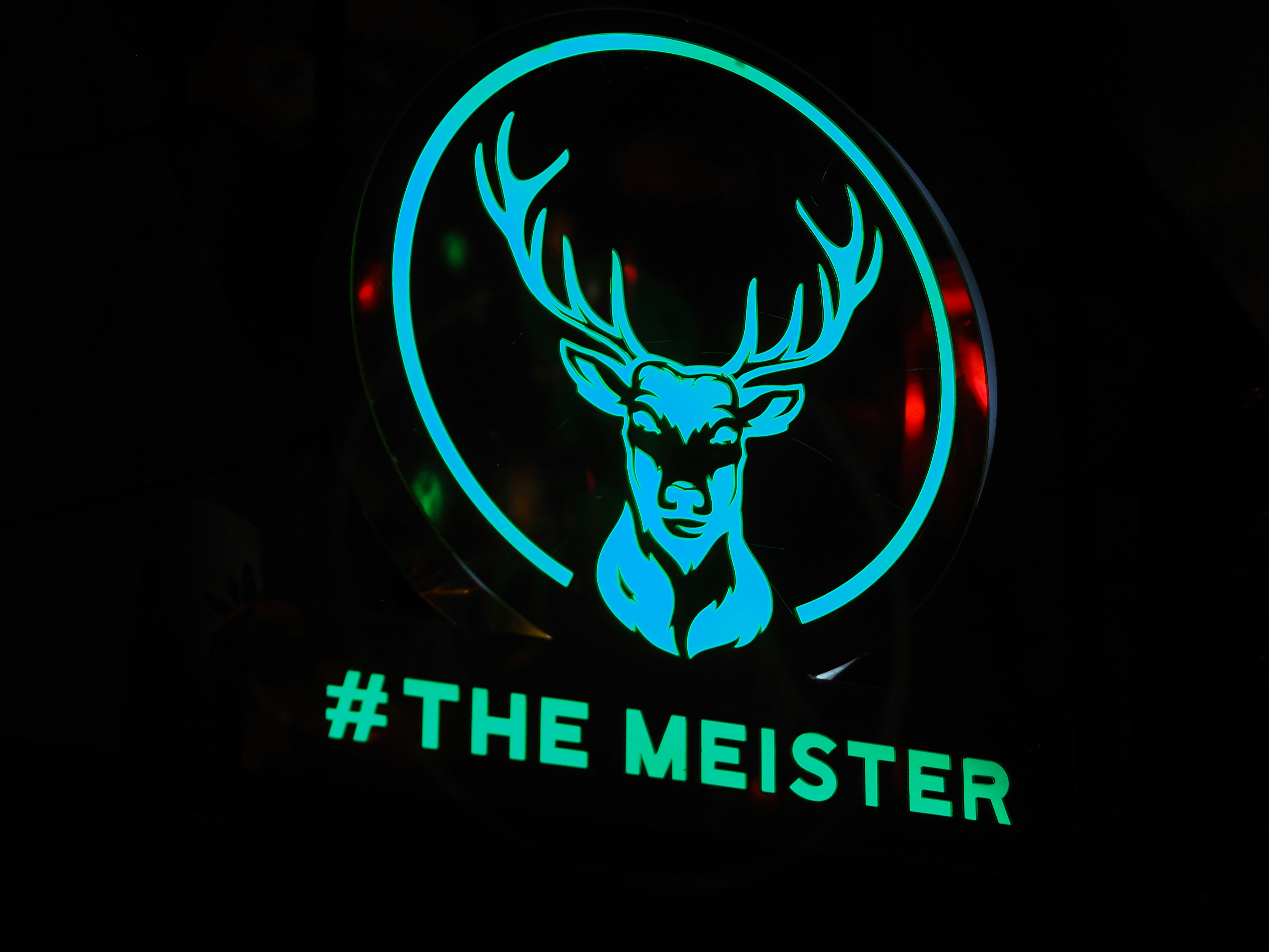 tanda neon dengan kepala rusa di atasnya
