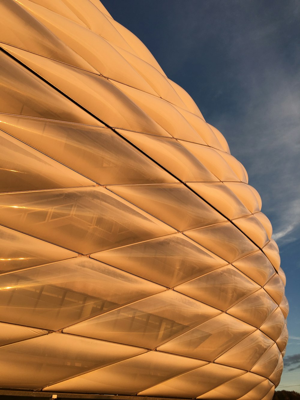 un grand bâtiment blanc avec un ciel bleu en arrière-plan