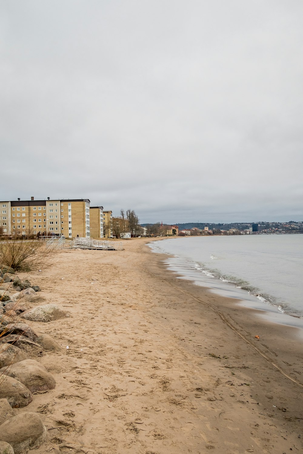 uma praia de areia ao lado de um corpo de água