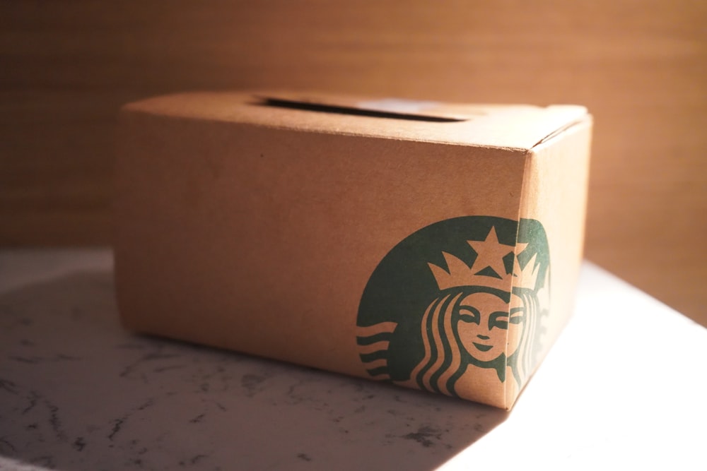 Une boîte Starbucks posée sur un comptoir