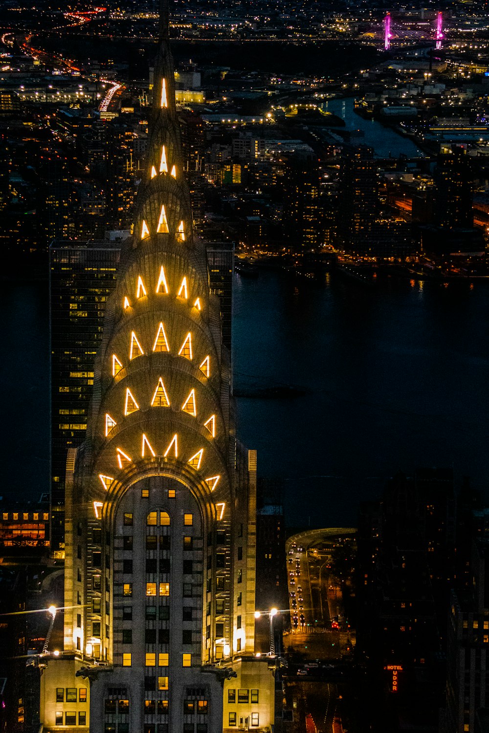 um edifício muito alto iluminado à noite