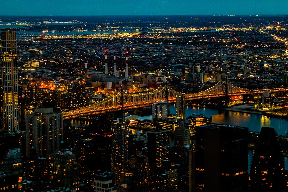 Una vista di una città di notte con un ponte