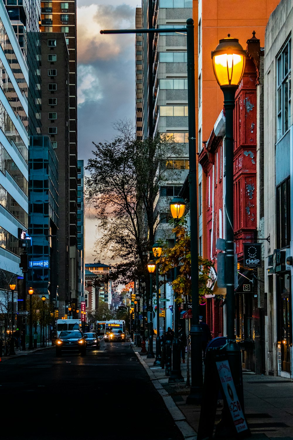 Una calle de la ciudad con edificios altos y una farola