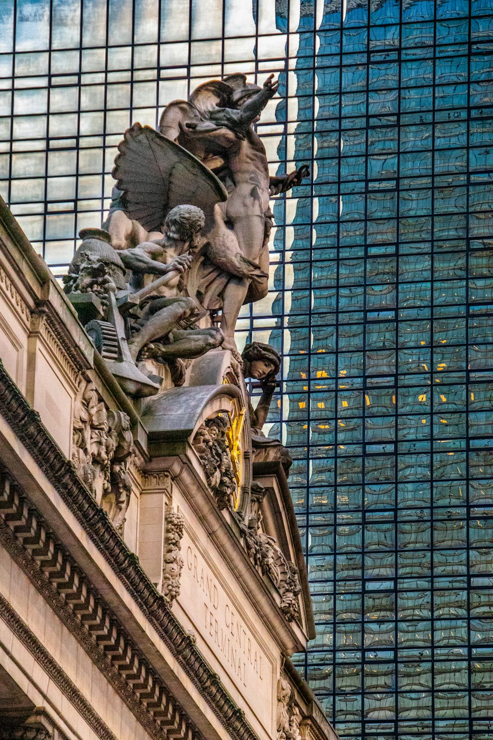 Una estatua de un hombre montando a caballo en la parte superior de un edificio