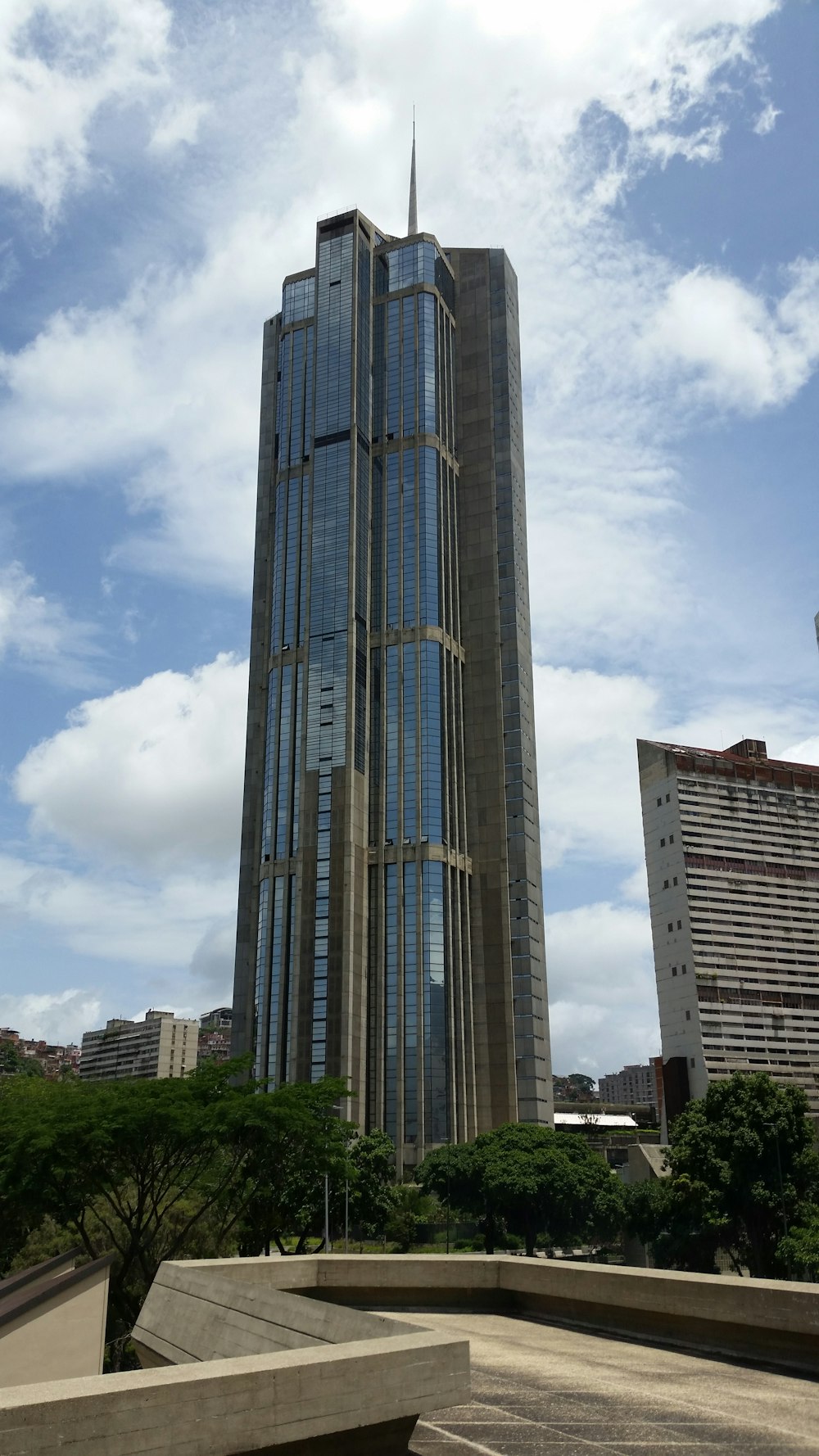 Un edificio muy alto con un fondo de cielo