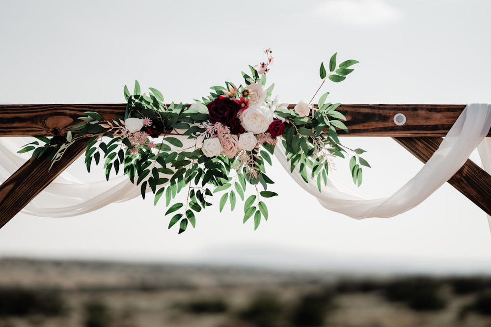Un arco de boda decorado con flores y vegetación