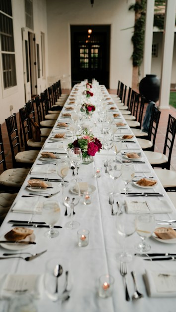 Longue table de restaurant dressée pour un repas de groupe élégant