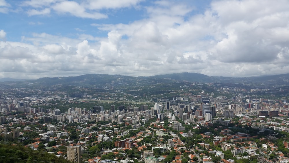 uma vista de uma cidade do topo de uma colina