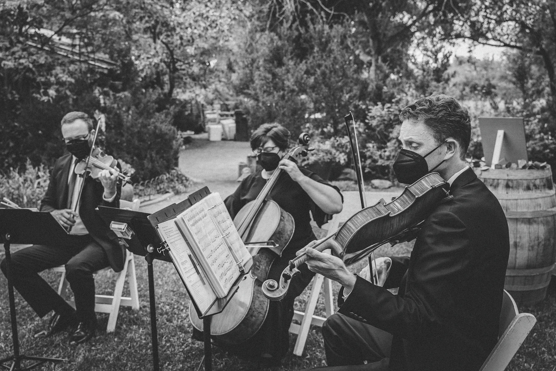 Cuarteto de cuerdas tocando al aire libre en una boda