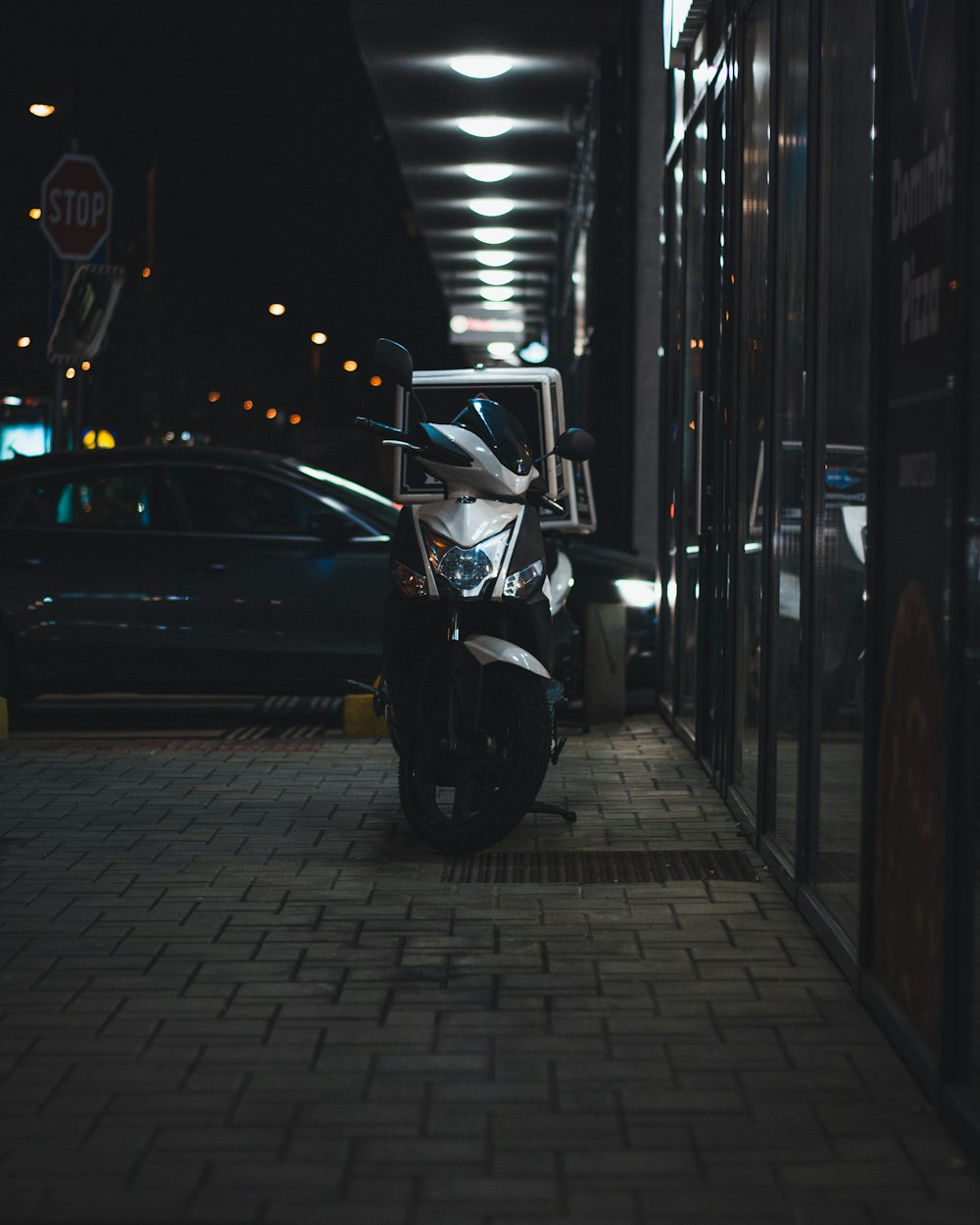 une moto garée sur un trottoir à côté d’un immeuble