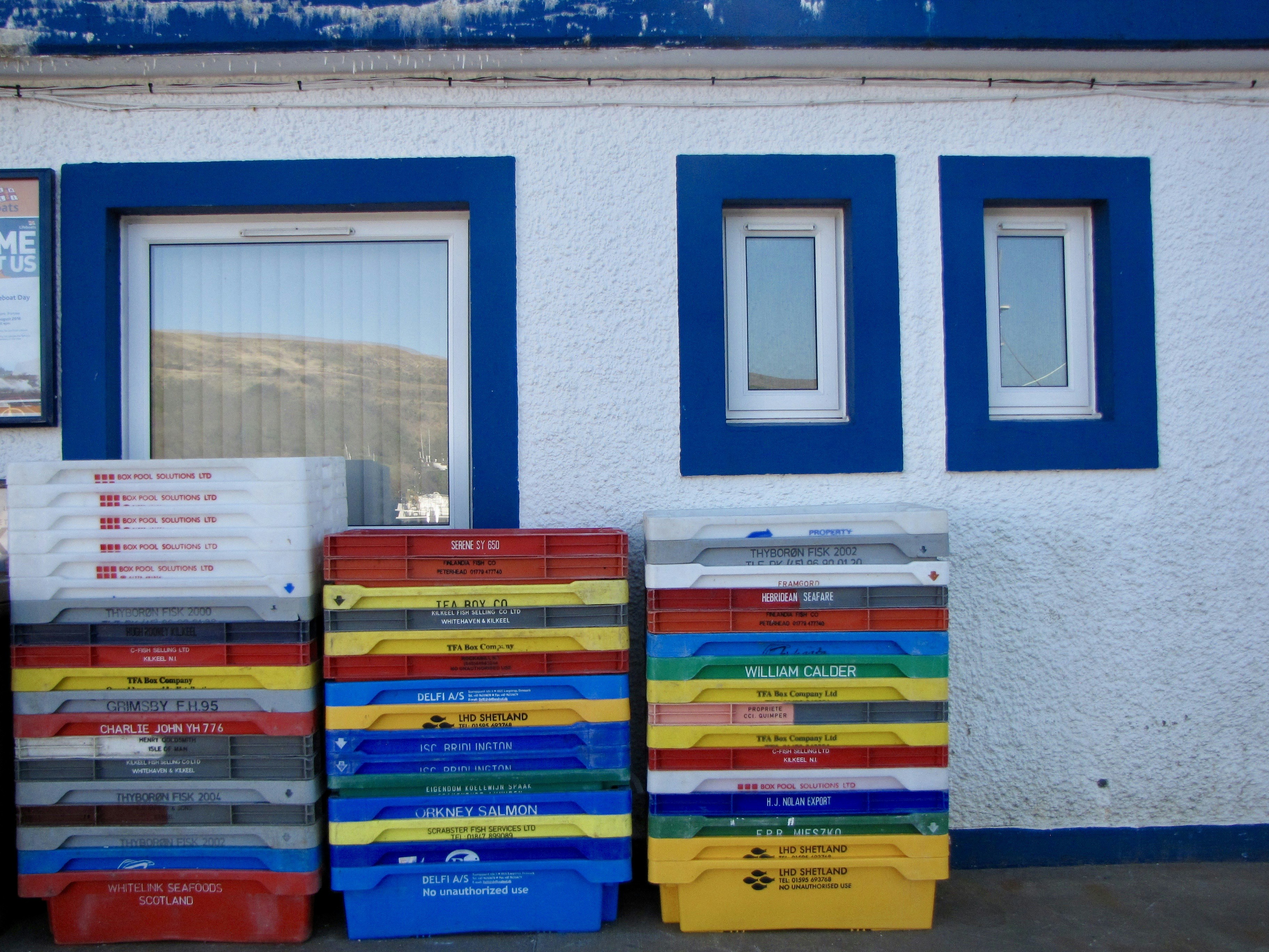 a bunch of boxes sitting outside of a building