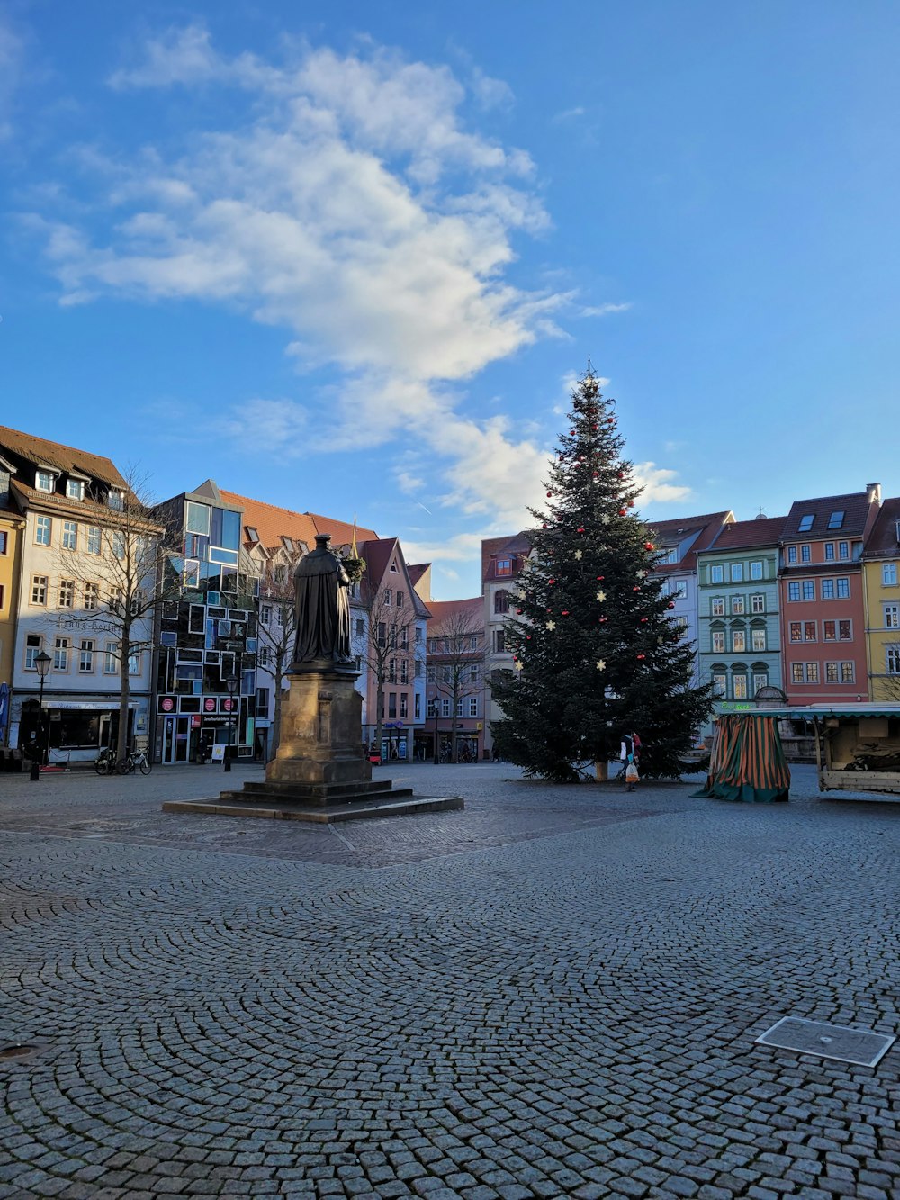 uma praça com uma árvore de Natal no meio dela