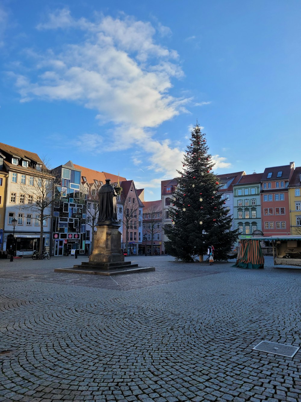 Una piazza con un albero di Natale al centro