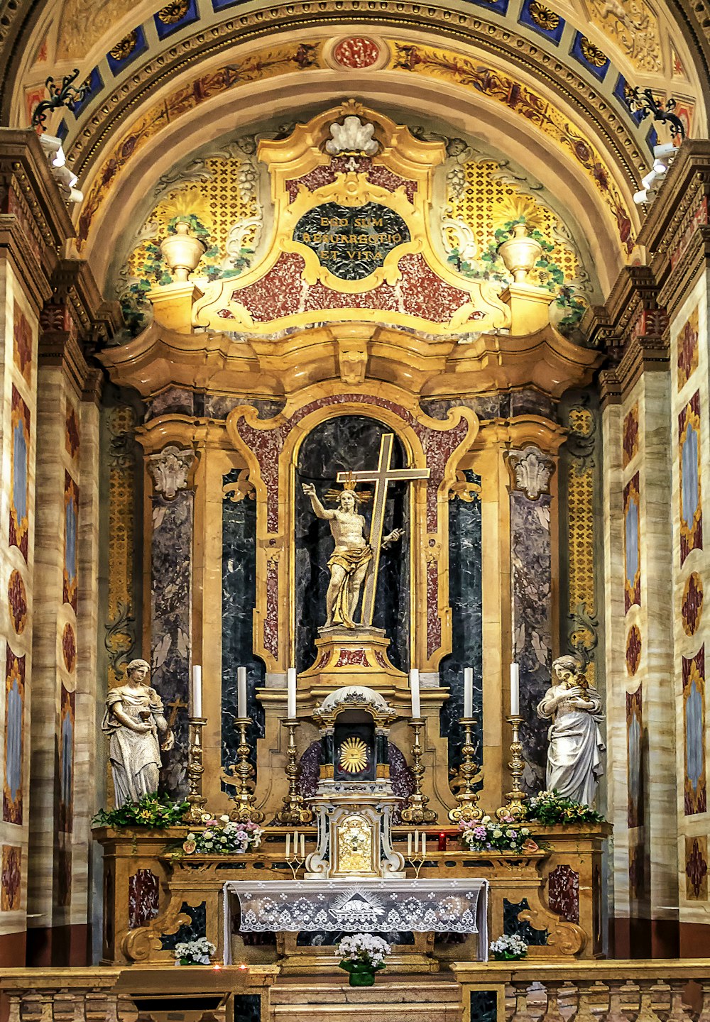 Una iglesia con una estatua de Jesús en el altar