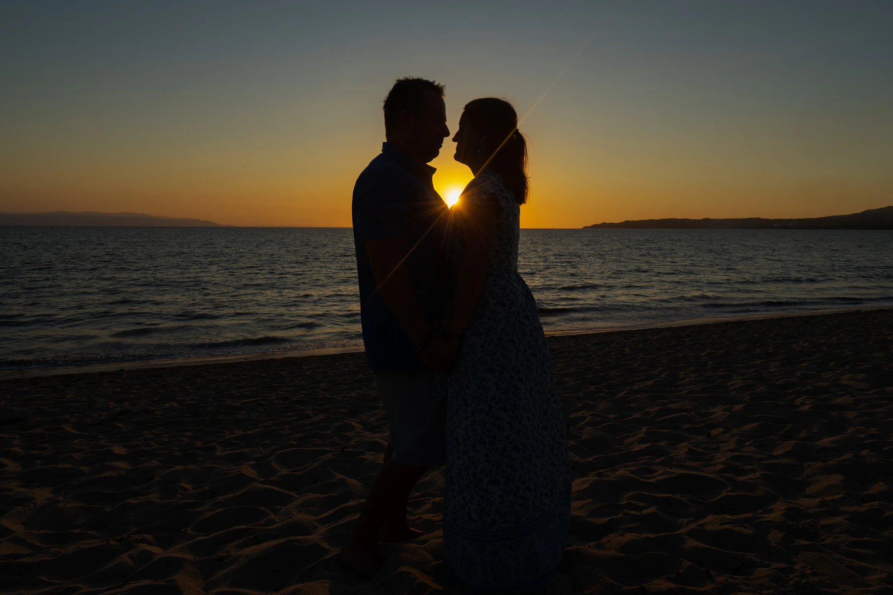 Una pareja en una playa de México durante el atardecer