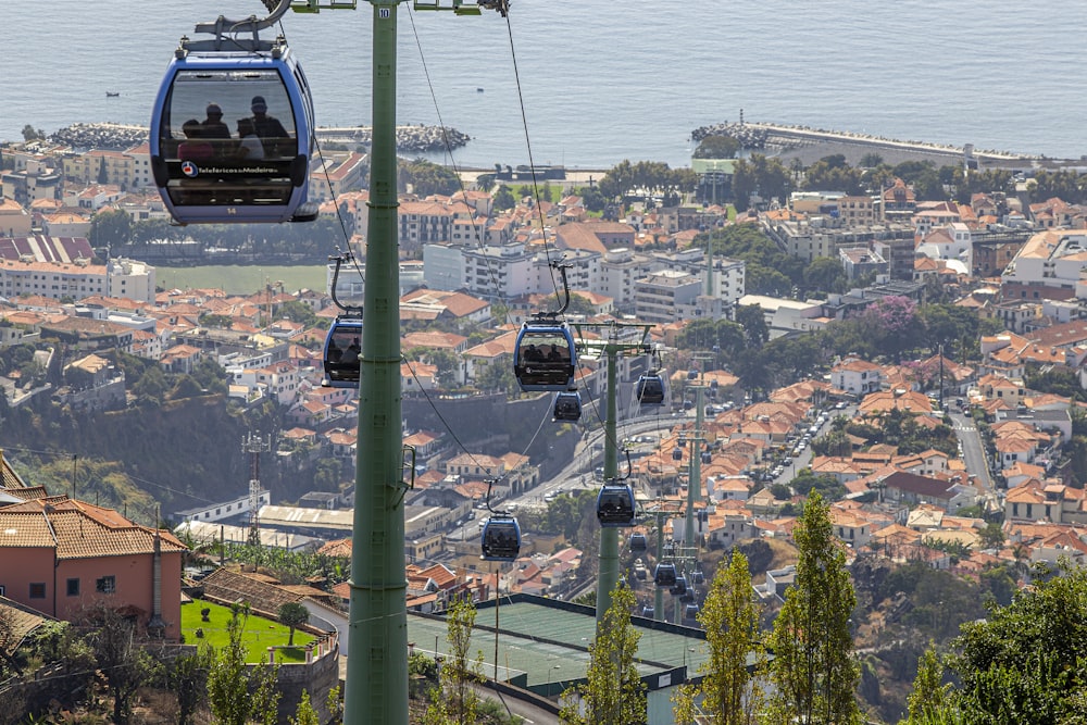 un paio di persone che cavalcano uno skilift sopra una città