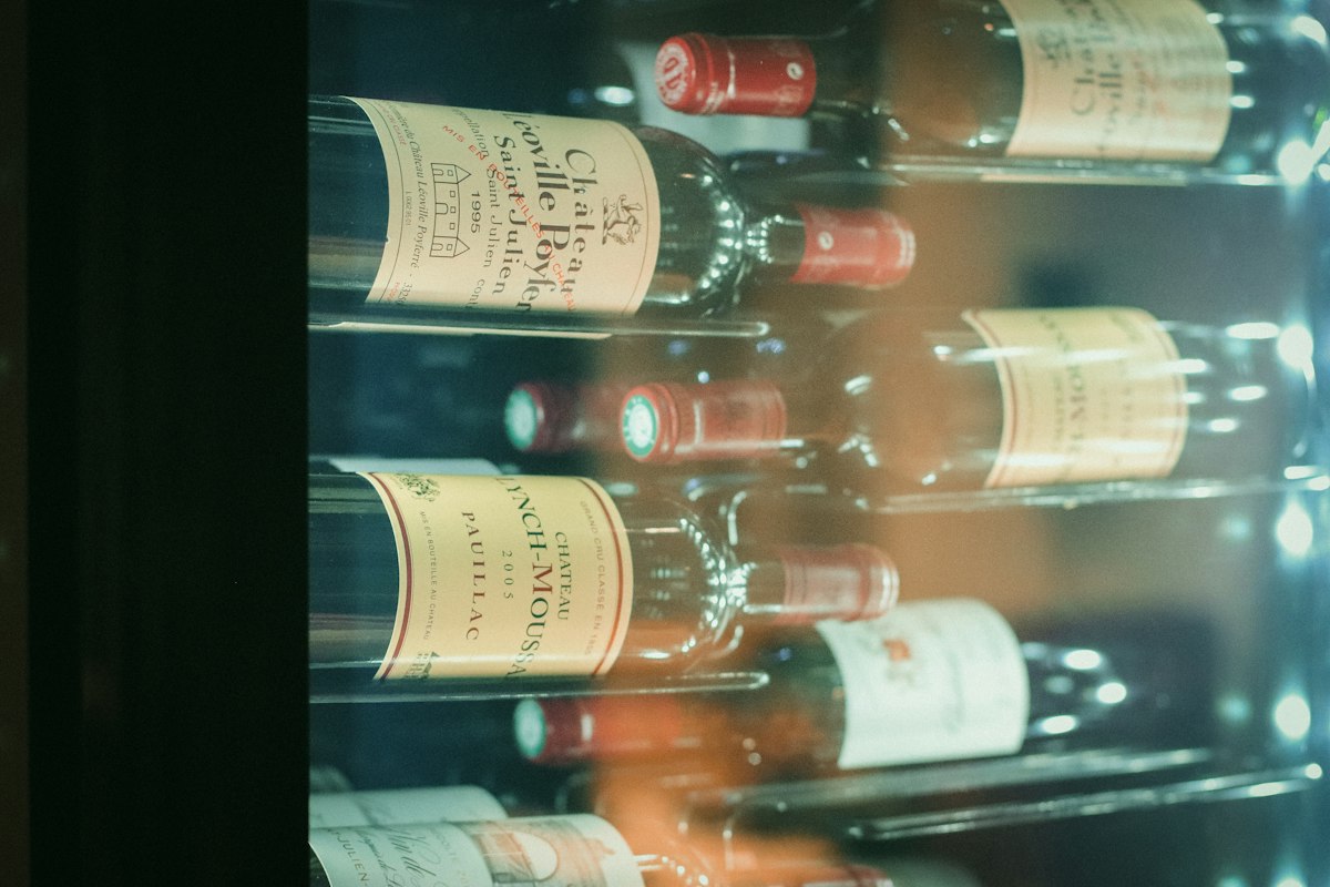 Adegas Climatizadas e Wine Rooms Residenciais em 2026: Temperatura, Umidade, Vidros Térmicos e Iluminação de Destaque