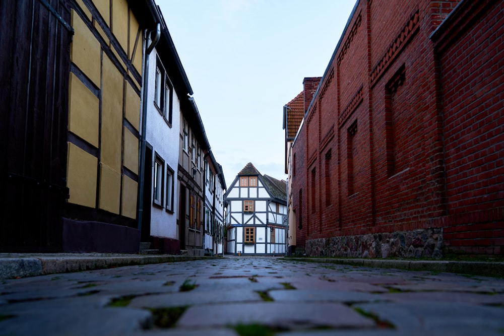 a narrow street with a building in the background