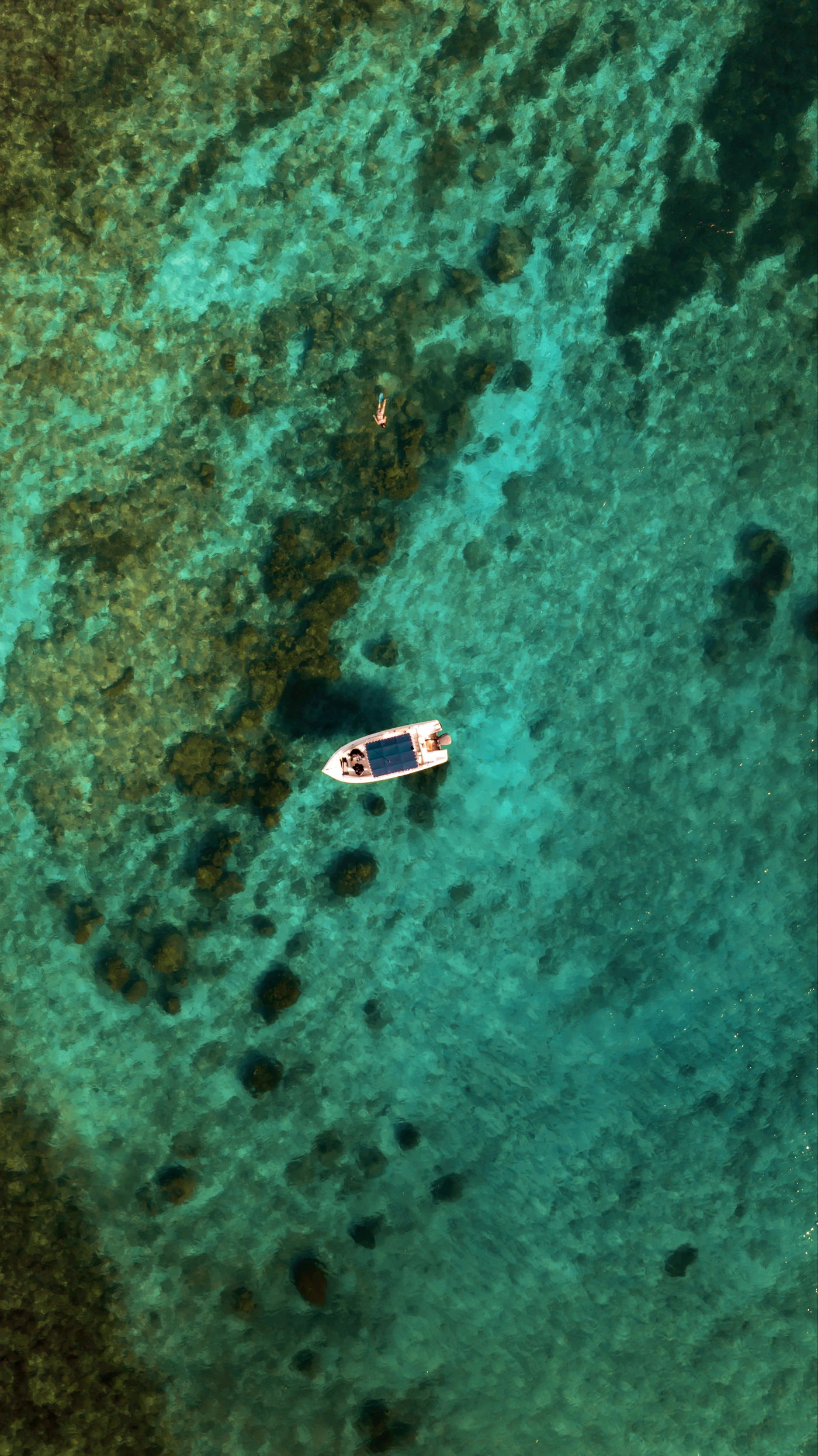 Boot auf blauem Wasser vor der Küste von Fujairah