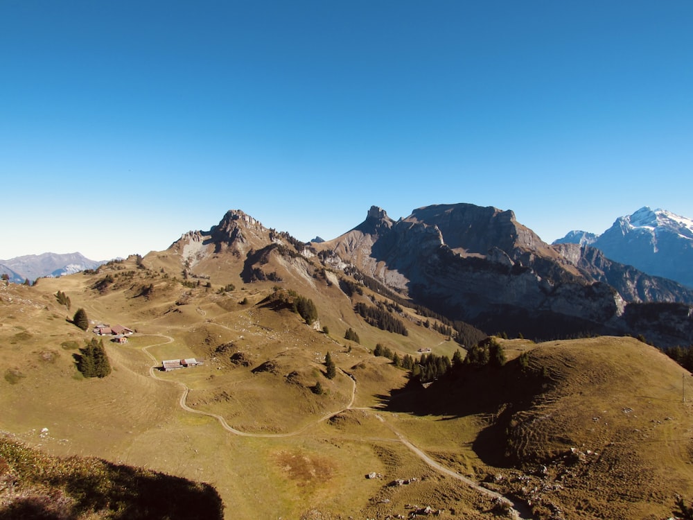 una vista panoramica di una catena montuosa con una strada che si snoda attraverso di essa