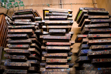 a large pile of wooden pallets sitting next to each other