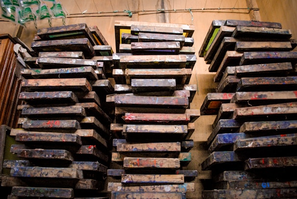 a large pile of wooden pallets sitting next to each other