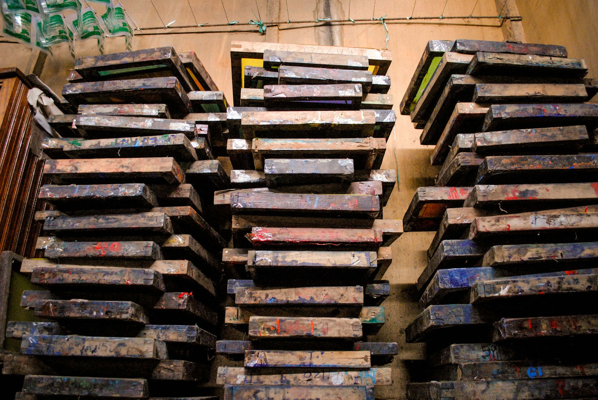 a large pile of wooden pallets sitting next to each other