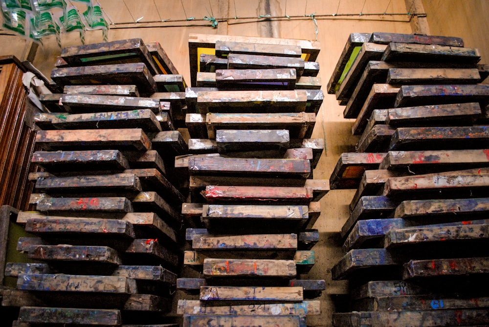 a large pile of wooden pallets sitting next to each other