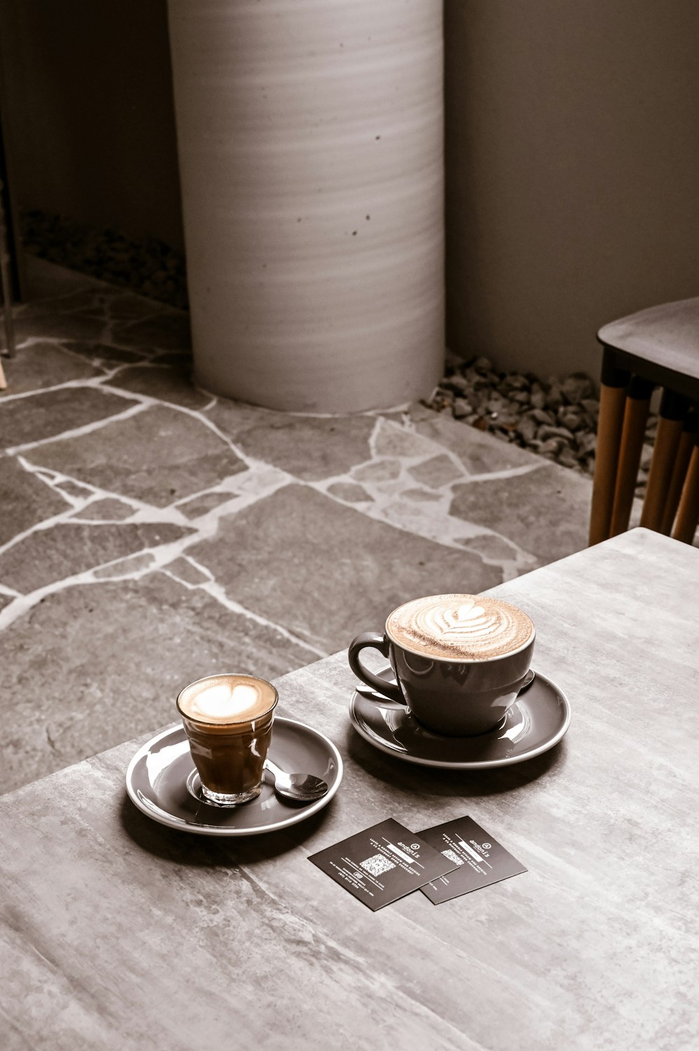테이블 위에 앉아 있는 커피 두 잔