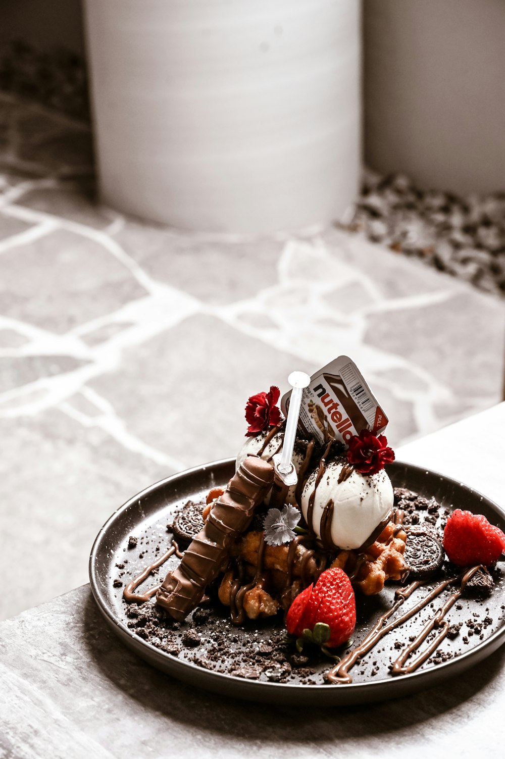 Ein Teller mit Essen mit Schokolade, Erdbeeren und Eis