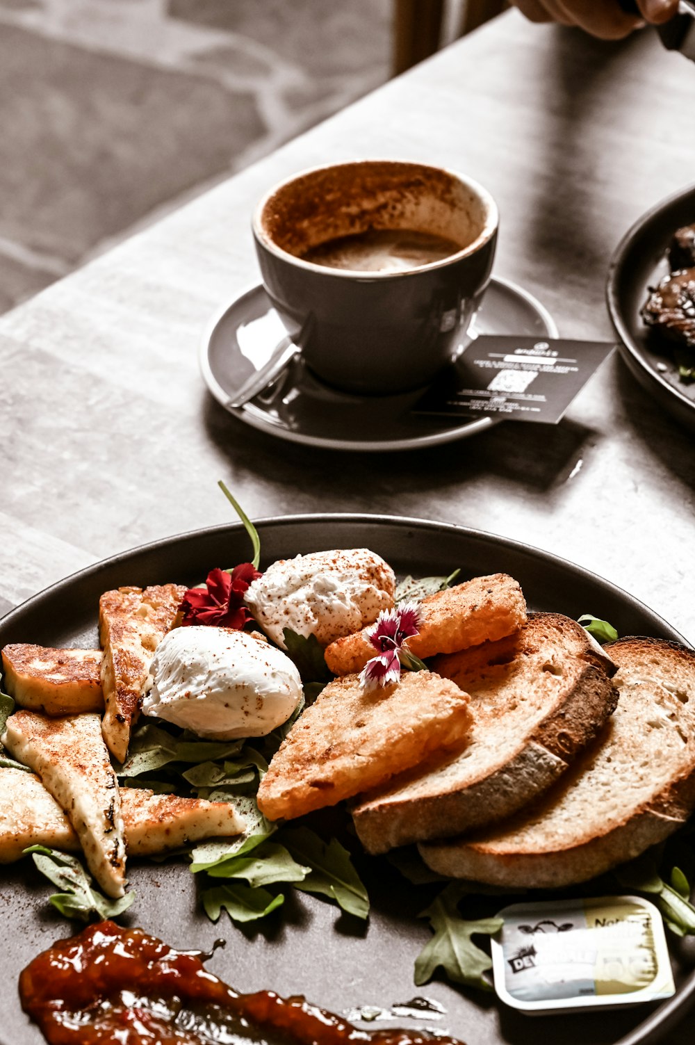 Ein Teller mit Essen auf einem Tisch mit einer Tasse Kaffee