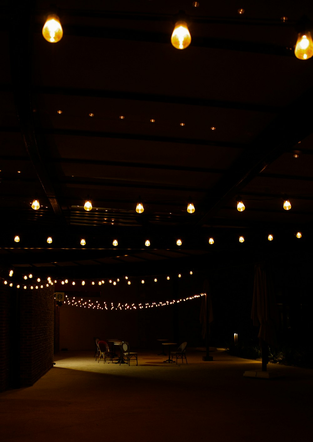 Ein schwach beleuchteter Raum mit vielen Lichtern, die von der Decke hängen