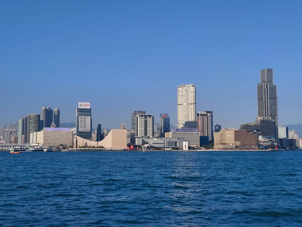 Una vista de una ciudad desde el agua