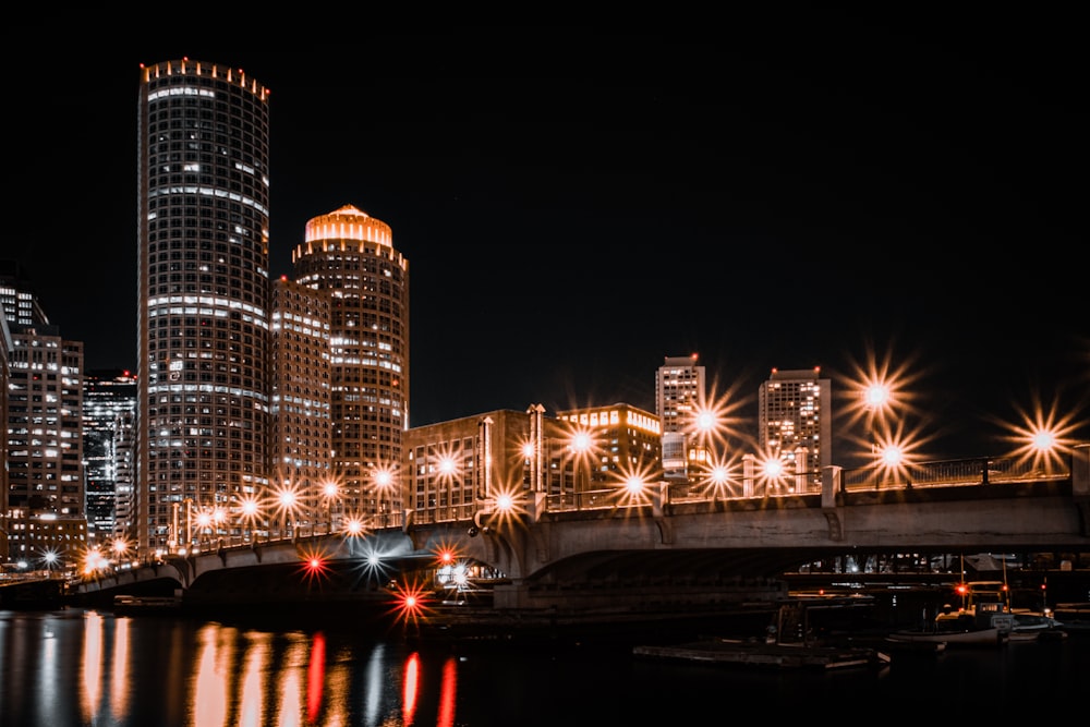 水域に橋が架かる街の夜景