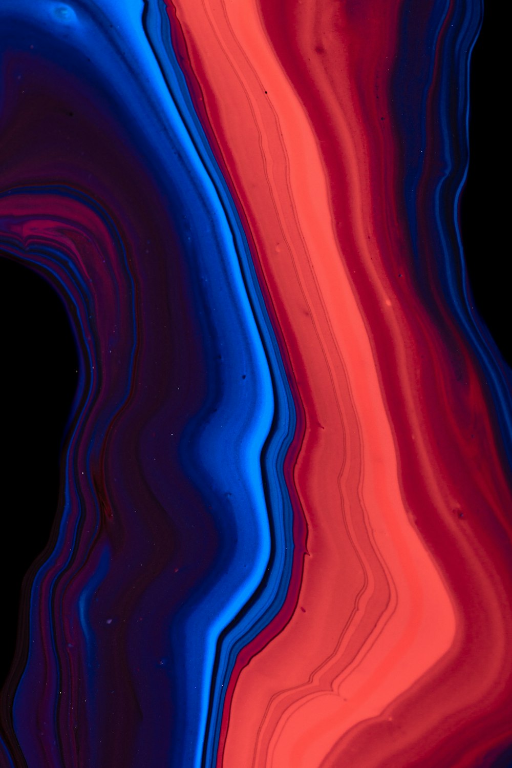 un fondo negro con un patrón rojo y azul