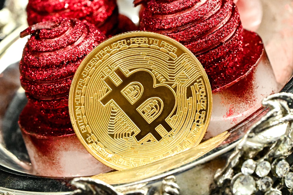 Un bitcoin assis sur une pile de biscuits