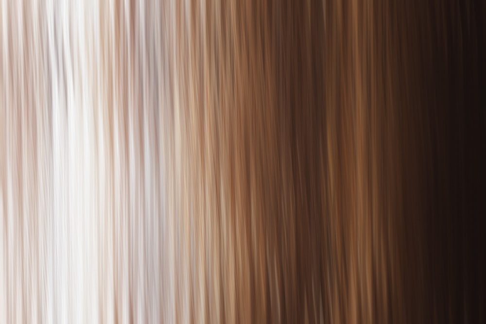 a blurry image of a brown and white background