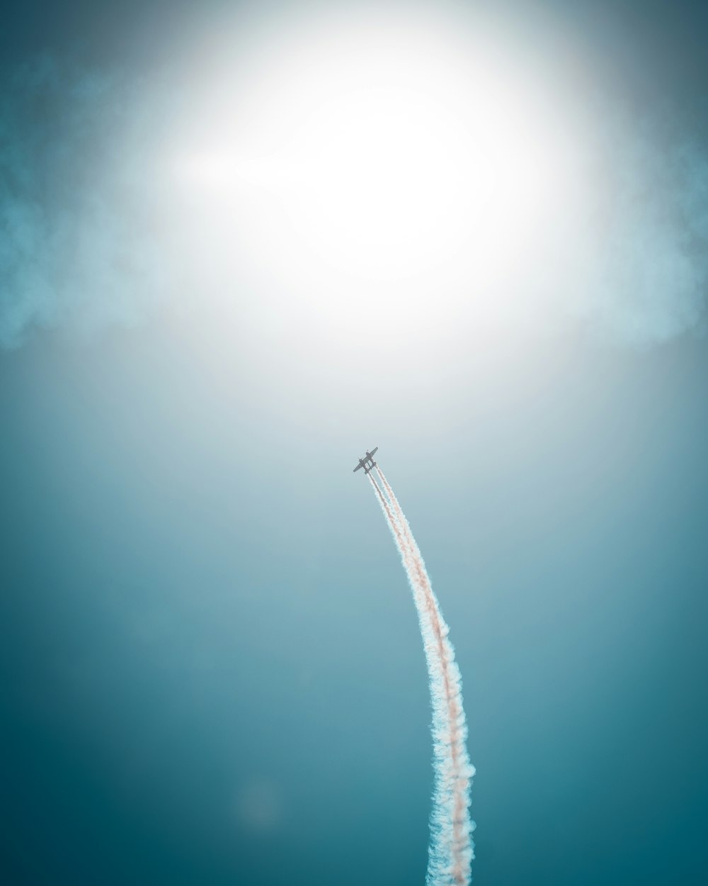 Un jet volando por el cielo dejando un rastro de humo