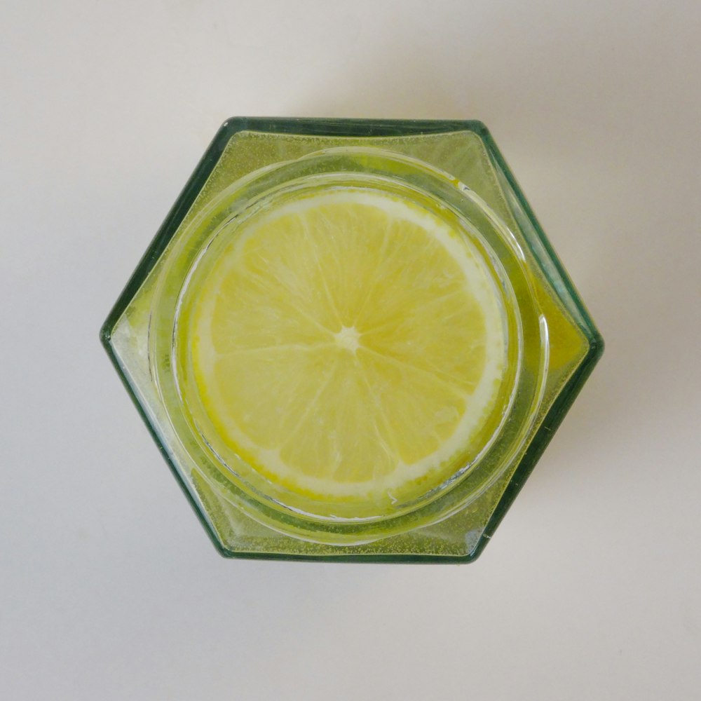 a lemon slice in a glass of water