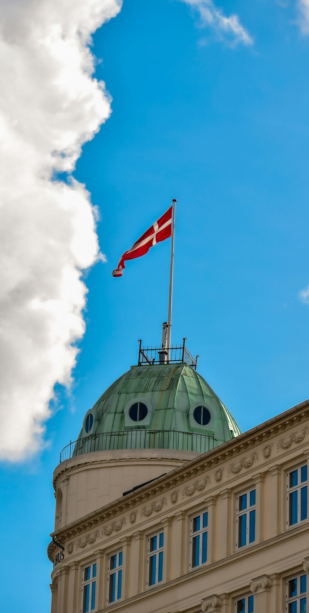 Una bandiera sventola in cima a un edificio