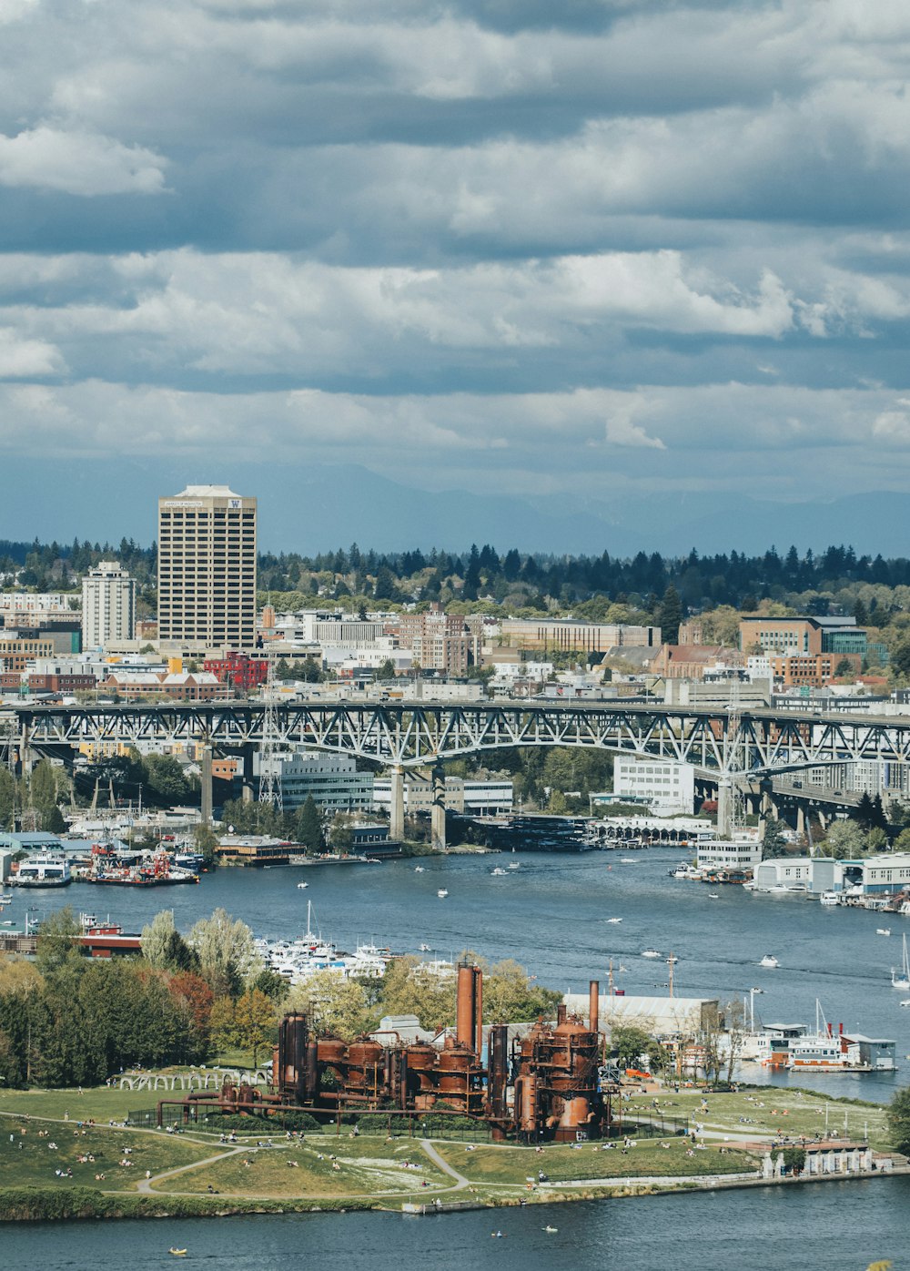 Una vista de una ciudad y un puente sobre un río