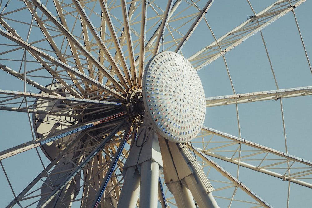 Una grande ruota panoramica con un cielo blu sullo sfondo