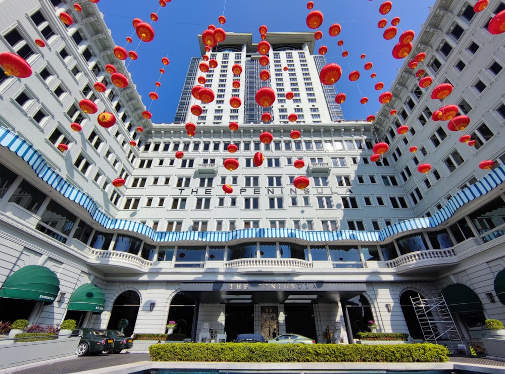 Un grande edificio con lanterne rosse appese ai suoi lati