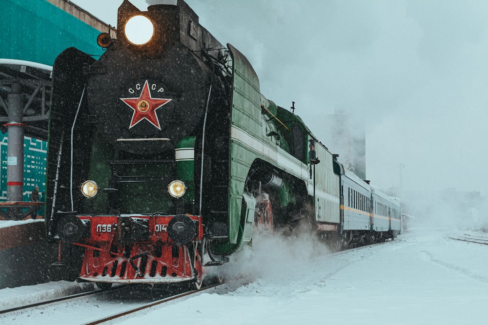 Un treno che viaggia lungo i binari del treno nella neve