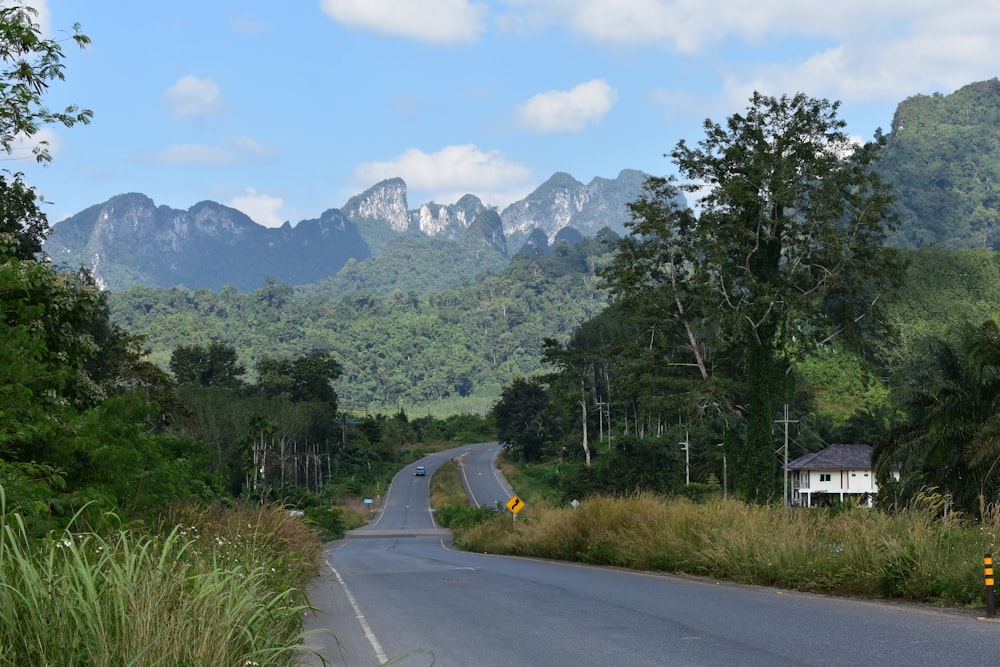 uma estrada vazia com montanhas ao fundo