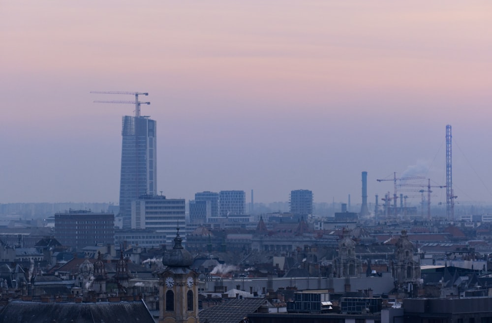 Una vista di una città da un edificio alto