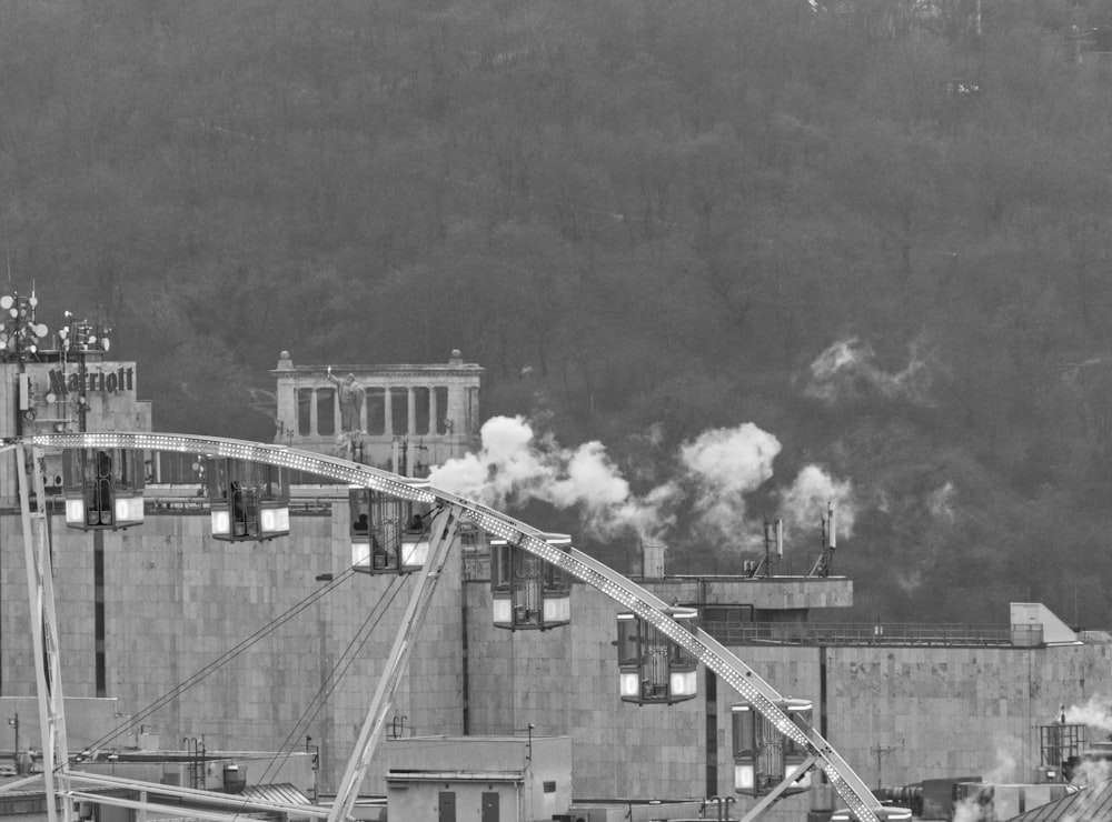 Una foto in bianco e nero di una ruota panoramica