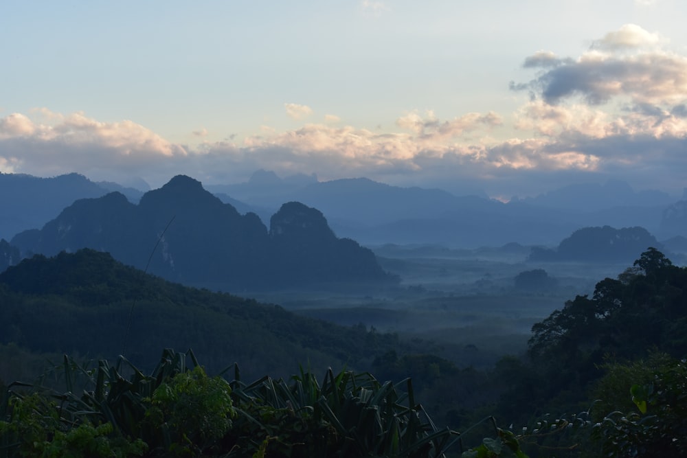 uma vista de uma cordilheira com nuvens no céu