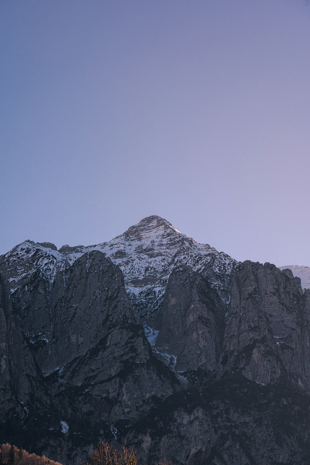 Una montaña con un pico cubierto de nieve en la distancia
