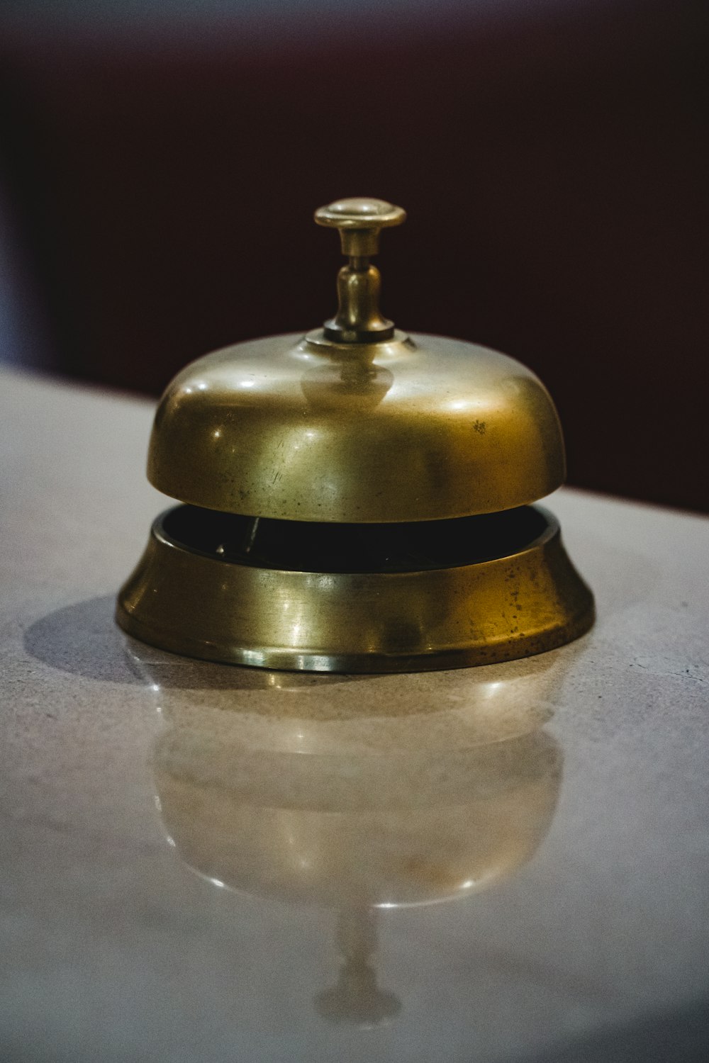 Una campana dorada sentada encima de un mostrador blanco